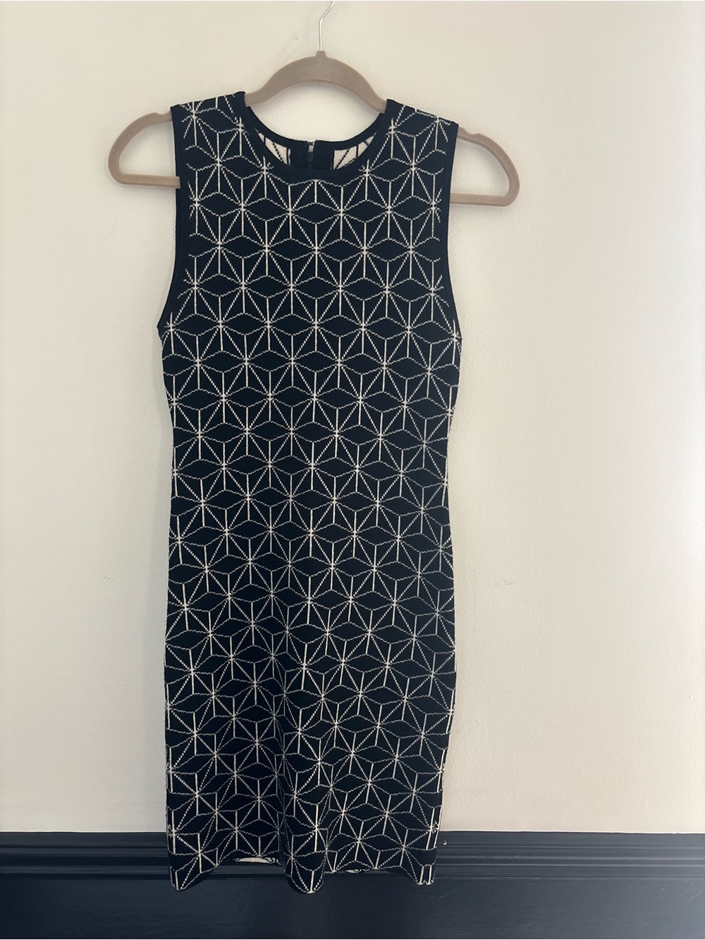 Alice + Olivia Sleeveless Geometric Sheath Dress - XS